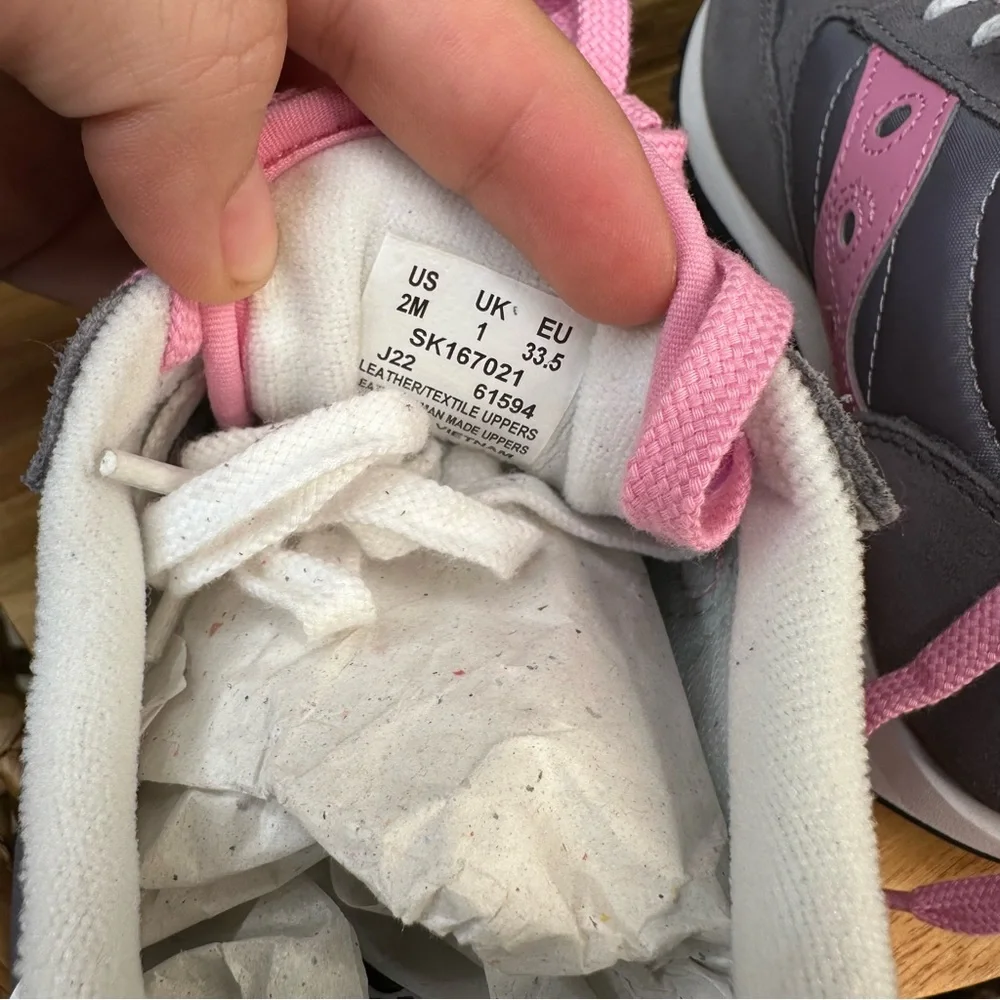 New‎ in box girls Saucony Pink and Gray Kids Sneakers size 2